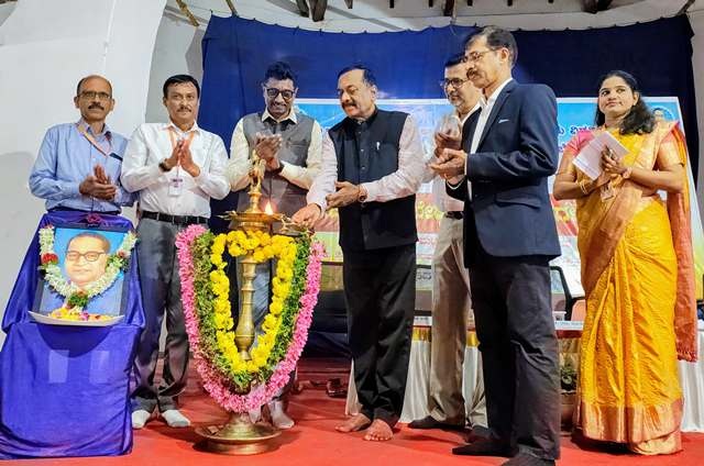 ಜಾತಿಯಿಂದಲೇ ದೇಶದ ಅಭಿವೃದ್ಧಿಗೆ ತಡೆಗೋಡೆ: ದ್ವಾರಕಾನಾಥ್ ಜಾತಿಯಿಂದಲೇ ದೇಶದ ಅಭಿವೃದ್ಧಿಗೆ ತಡೆಗೋಡೆ: ದ್ವಾರಕಾನಾಥ್